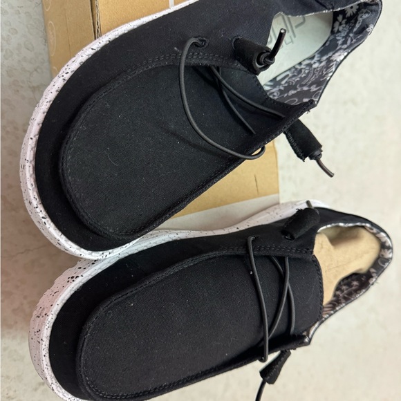 heydude
HEYDUDE
Wendy - Black Odyssey - Picture 6 of 7